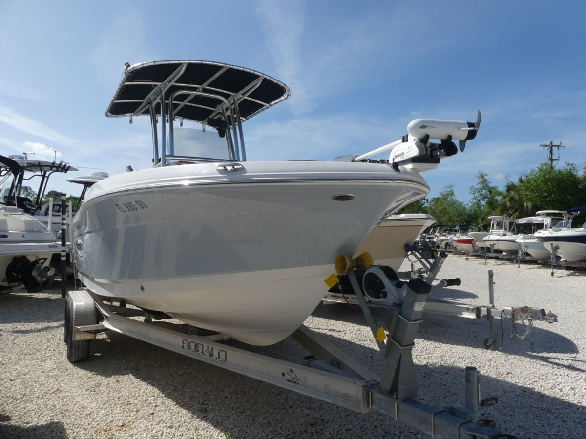 2021 Robalo R200
