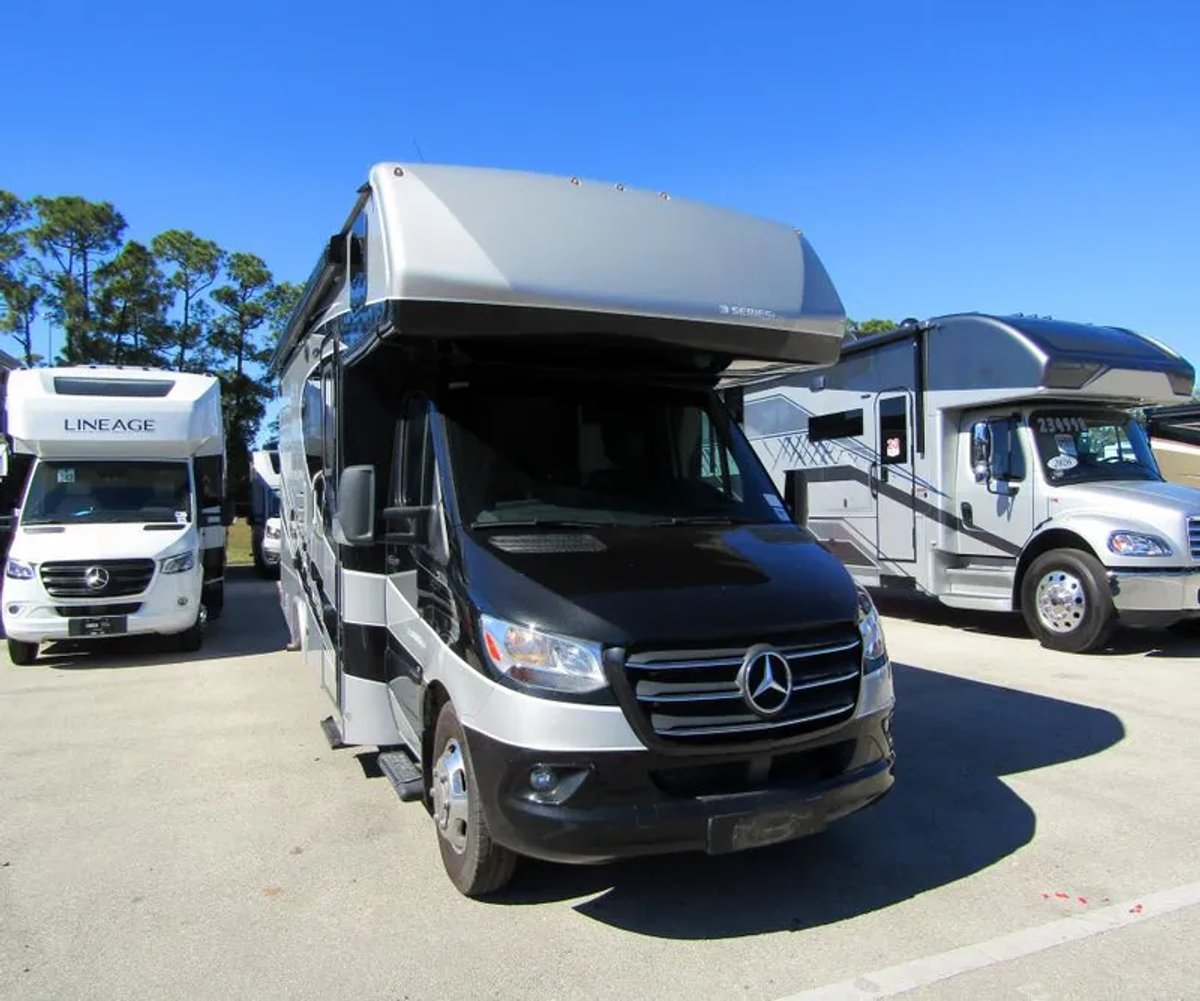 2022 Dynamax ISATA 3 SERIES