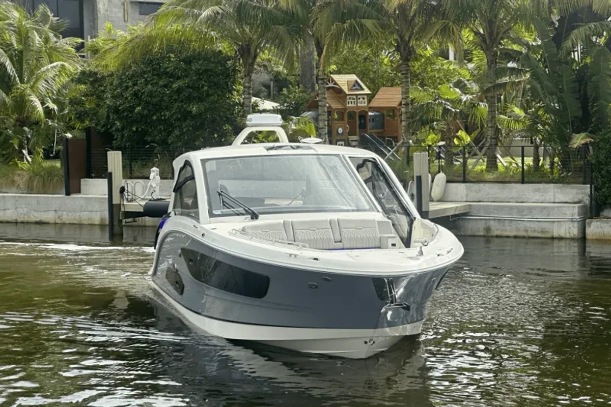 2025 Sea Ray Sundancer 370 Outboard