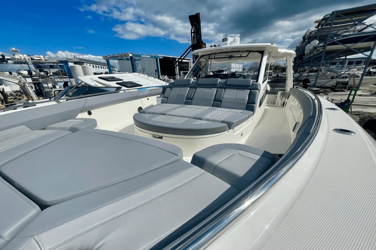 2025 Boston Whaler 420 Outrage