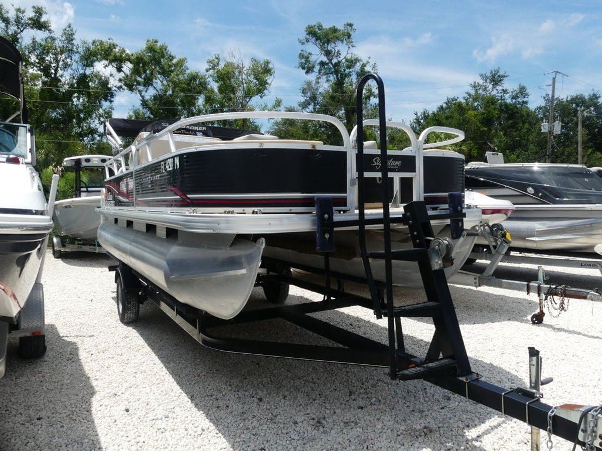 2013 Sun Tracker Fishin' Barge 22 DLX