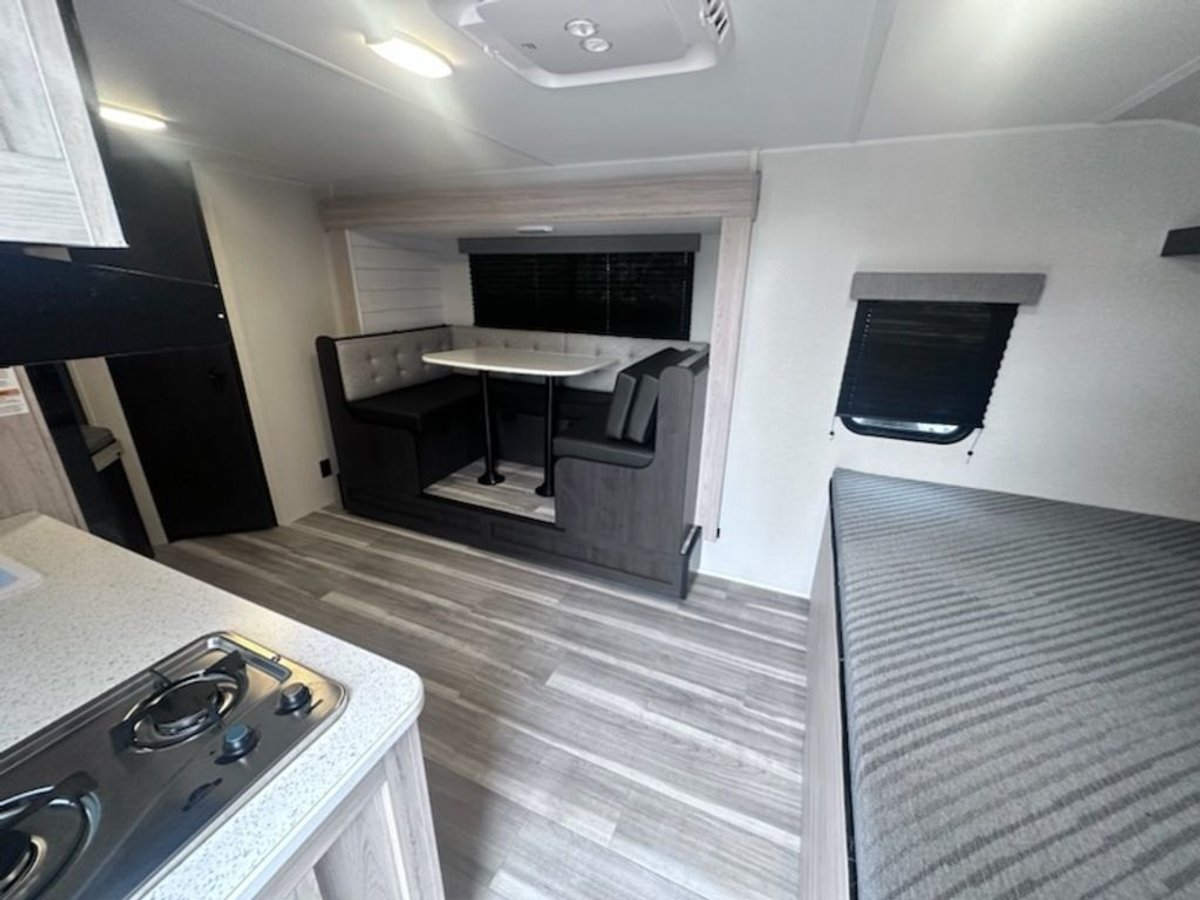 2025 Cruiser RV Avenir
