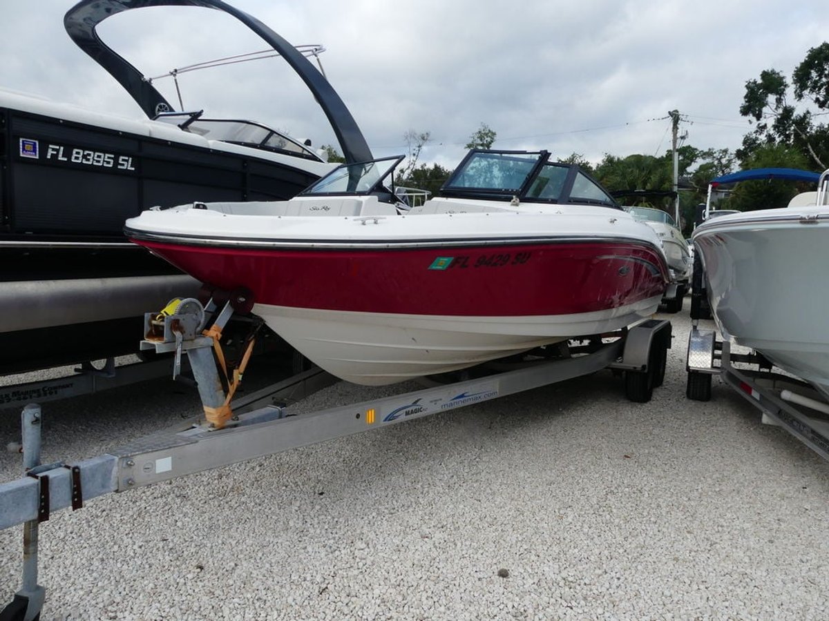2021 Sea Ray SPX 210 Outboard