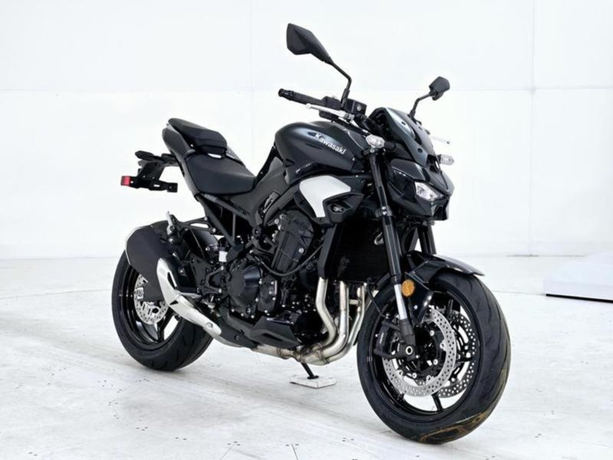 2025 Kawasaki Z900 ABS Metallic Spark Black/Metallic Carbon Gray