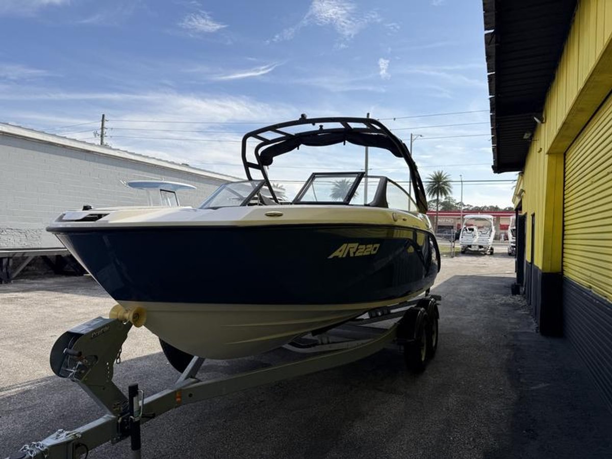 2025 Yamaha Boats AR220