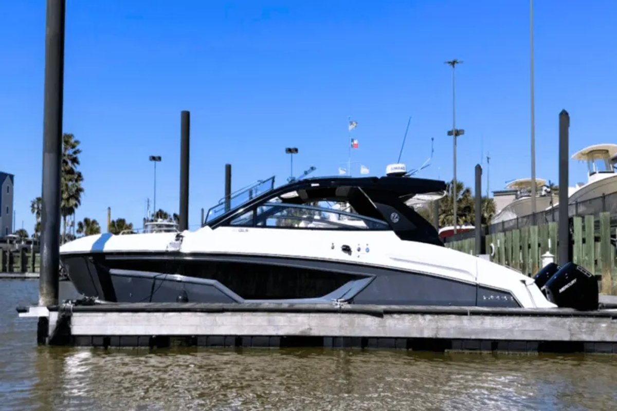 2025 Cruisers Yachts 42 GLS Outboard