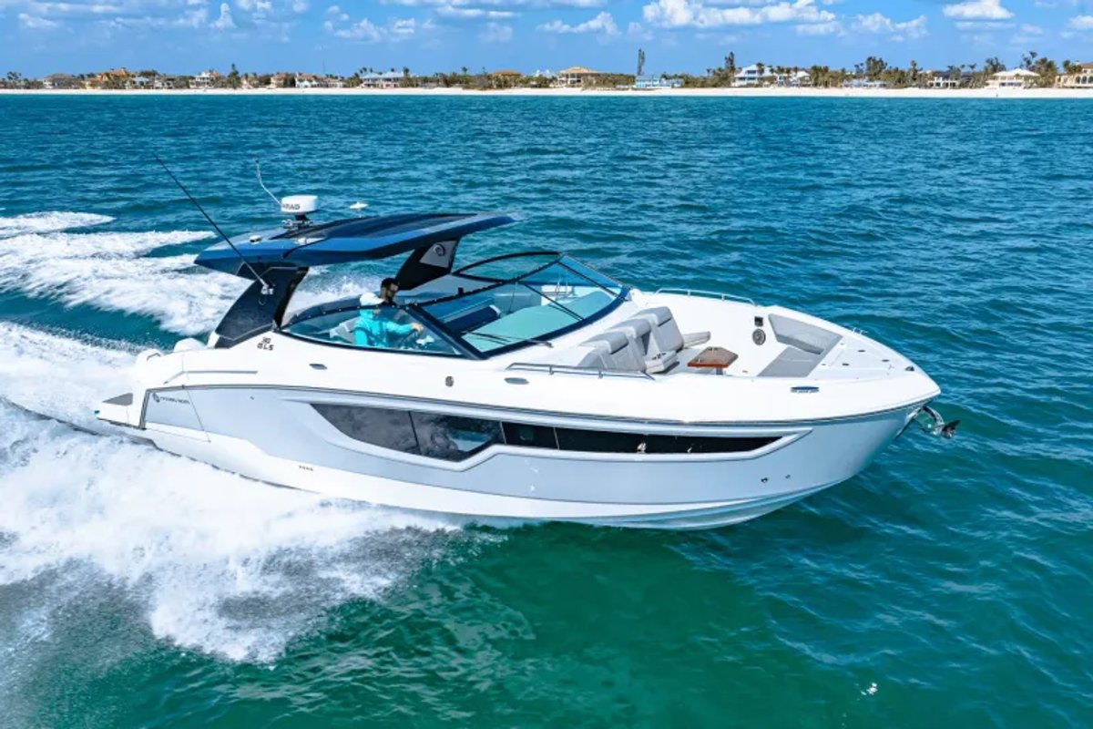 2025 Cruisers Yachts 38 GLS Outboard