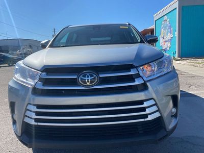 2017 Toyota Highlander - Photo 2