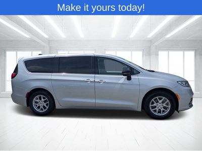 2024 Chrysler Pacifica - Photo 2