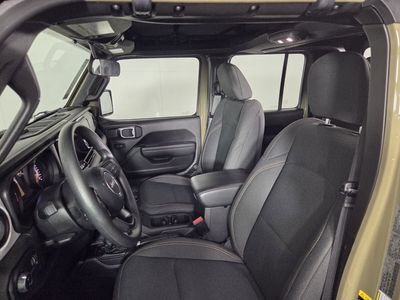2025 Jeep Gladiator - Photo 11