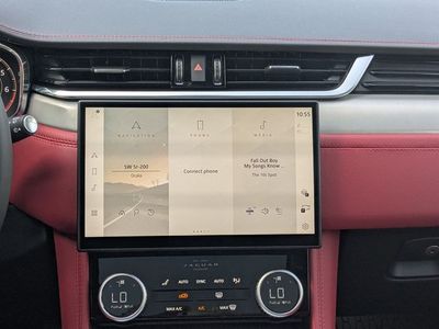 2026 Jaguar F-PACE - Photo 18