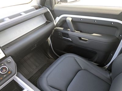 2026 Land Rover Defender 110 - Photo 17