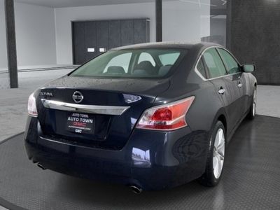 2015 Nissan Altima — rear three-quarter view