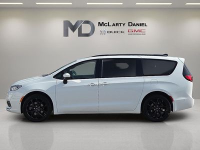 2023 Chrysler Pacifica — side profile view