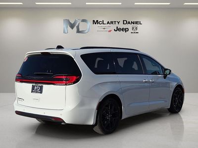 2026 Chrysler Pacifica — detail view