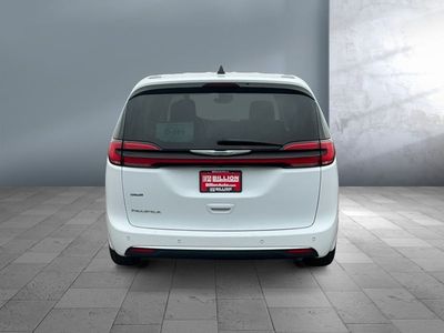 2023 Chrysler Pacifica — detail view