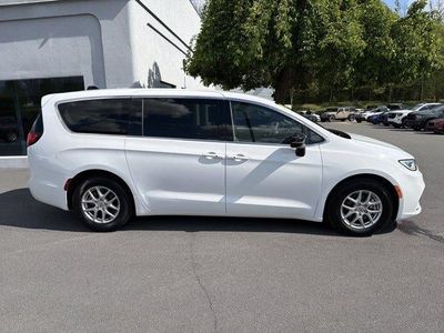 2024 Chrysler Pacifica — side profile view