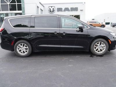 2025 Chrysler Pacifica — side profile view