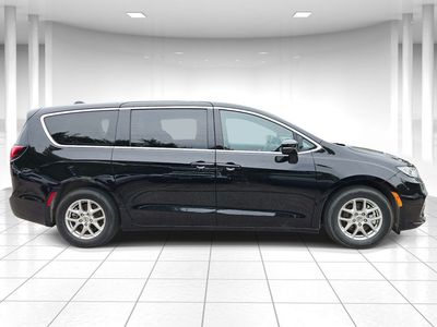 2025 Chrysler Pacifica — side profile view