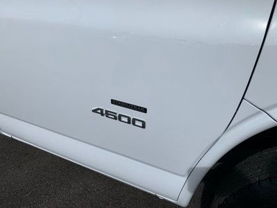 2024 GMC Savana Cutaway 4500 — detail view