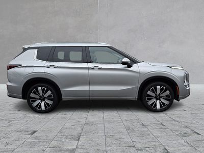 2025 Mitsubishi Outlander — interior view