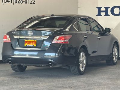 2013 Nissan Altima — rear three-quarter view