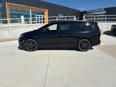 2026 Chrysler Pacifica — side profile view