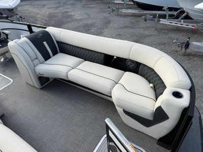 2026 Barletta Lusso L25UC — photo 13 view