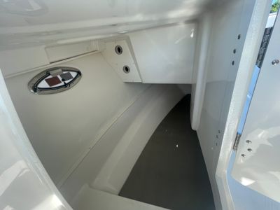 2025 Robalo 317 DC - Photo 29
