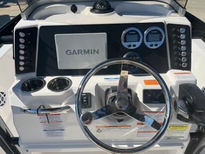 2026 Robalo 226 Cayman — photo 8 view