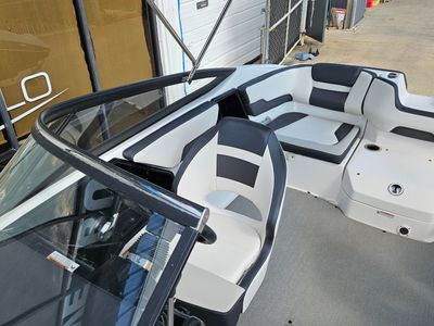 2023 Yamaha SX195 — engine compartment view