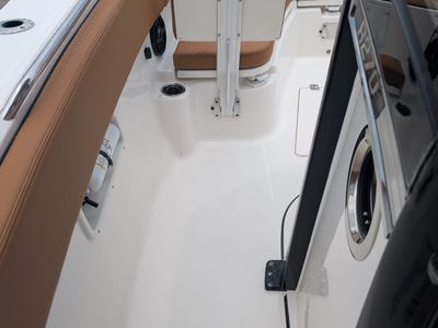 2025 Robalo 270 CC — photo 16 view
