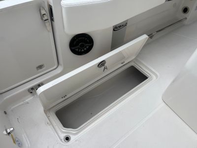 2025 Robalo 270 CC - Photo 18