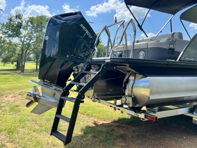 2025 Barletta Lusso L25UC — photo 13 view