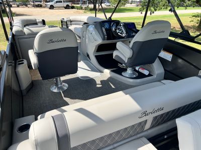 2025 Barletta Lusso L25UC — photo 8 view