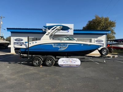 2019 Chaparral 23 Surf — interior view