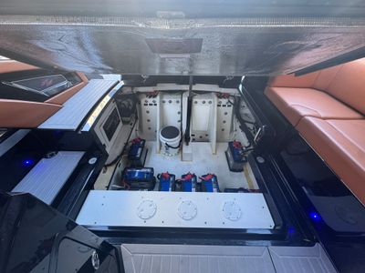 2022 Cruisers Yachts 338 OB South Beach Edition - Photo 11