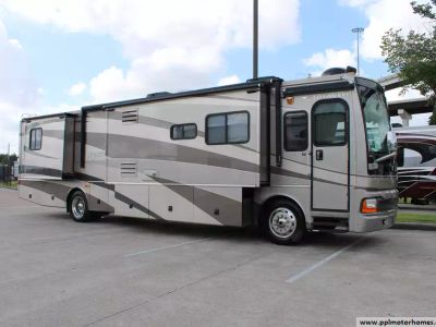 2005 Fleetwood 39L — front three-quarter view