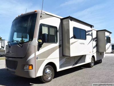 2015 Winnebago 30T — side profile view