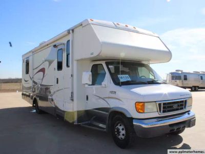2005 Winnebago 31C — front three-quarter view