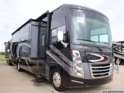 2018 Thor 37YT — front three-quarter view