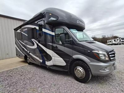 2019 Thor 24SJ — front three-quarter view