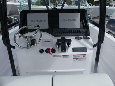 2026 Twin Vee 240 GFX2 - Photo 9