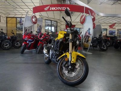 2025 Honda CB300R - Photo 2