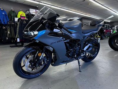 2025 Kawasaki Ninja ZX-6R - Photo 2
