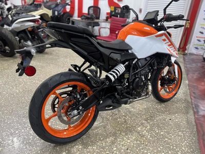 2024 KTM 250 Duke - Photo 4
