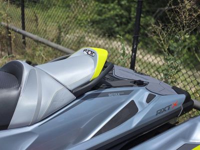 2025 Sea-Doo RXT-X 325 Ice Metal / Manta Green - Photo 10