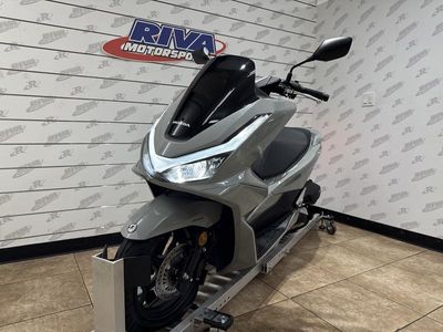 2025 Honda PCX - Photo 2