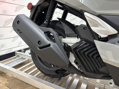 2025 Honda PCX - Photo 11