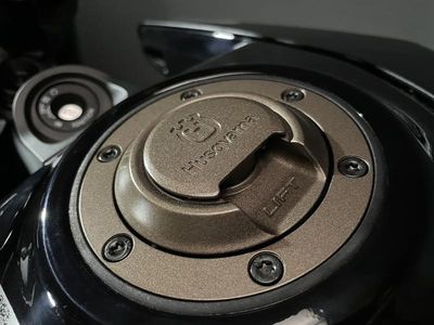 2025 Husqvarna Svartpilen 801 - Photo 11